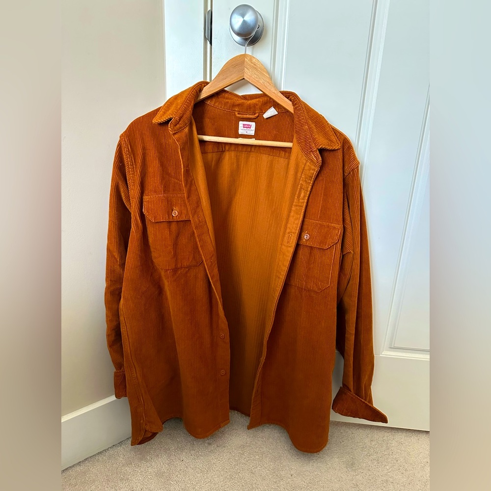 Like new Levi’s pumpkin corduroy over shirt in men’s medium